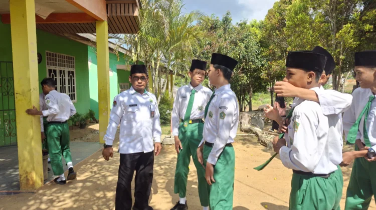 Kasi Pendis Pantau Tes Akademik di MTsN Natuna