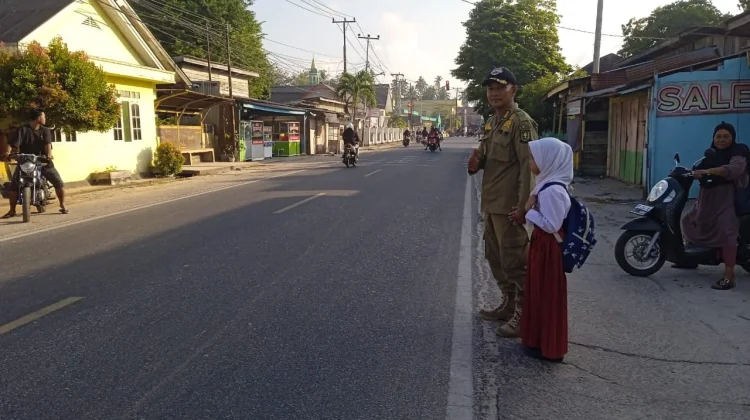 Satpol PP Tertibkan Lalu Lintas di Depan Sekolah saat Jam Masuk