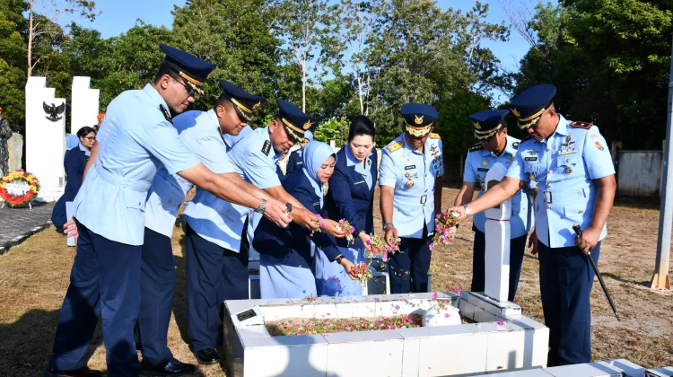 Danlanud RSA Natuna Pimpin Ziarah di TMP Ranai