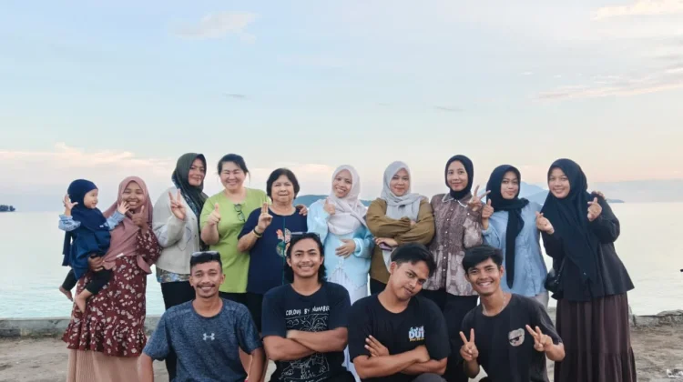 Keluarga Besar Devon Mart Jalan-Jalan ke Kelarik Natuna