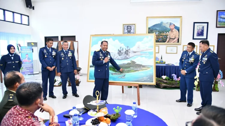 Momen HUT ke-80 TNI AU, Danlanud RSA Serahkan Lukisan Natuna Bernuansa Dirgantara