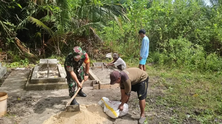 Babinsa Kadur Bantu Perbaiki Makam
