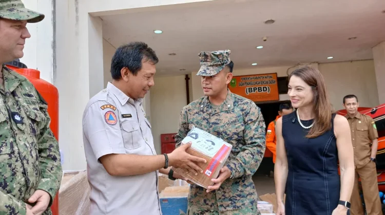 AS Serahkan Bantuan Puluhan Ribu Dolar ke Natuna