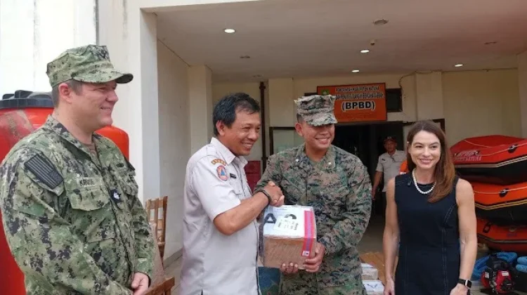 Konsul Amerika Serikat kunjungi natuna, serahkan bantuan medis dan pendidikan