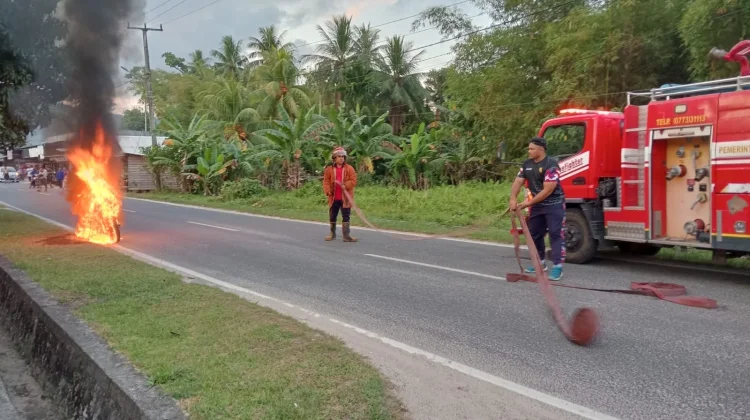 Damkar Natuna Tangani Kebakaran Motor di Ranai Darat