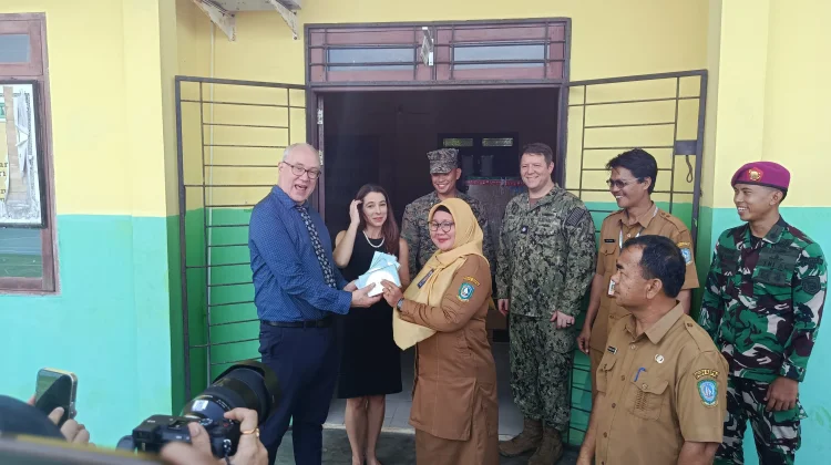 AS Serahkan Bantuan Pendidikan di SMAN 2 Bunguran Timur