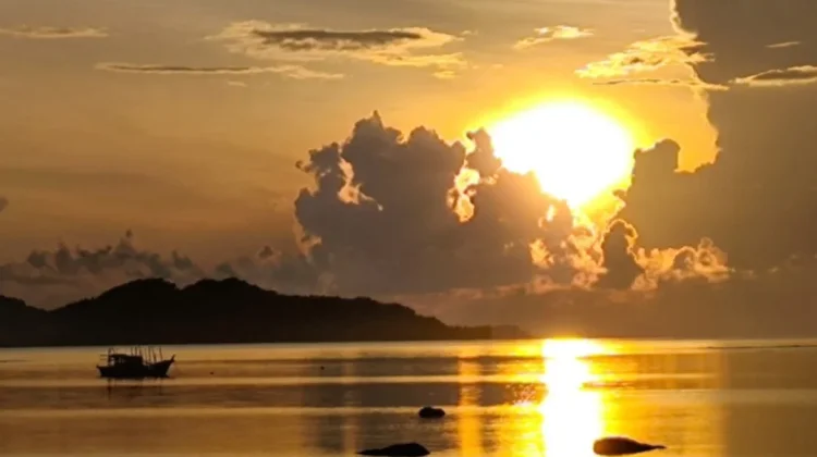 Menikmati Keindahan Sunset di Pulau Natuna Selat Lampa