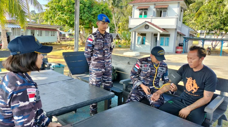 TNI AL Evakuasi  Korban Kebakaran Kapal