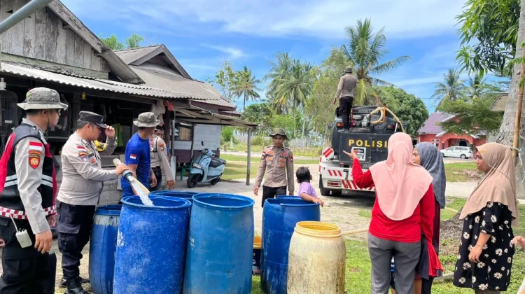 Polres Natuna Distribusikan 160Ton Air Bersih ke Desa
