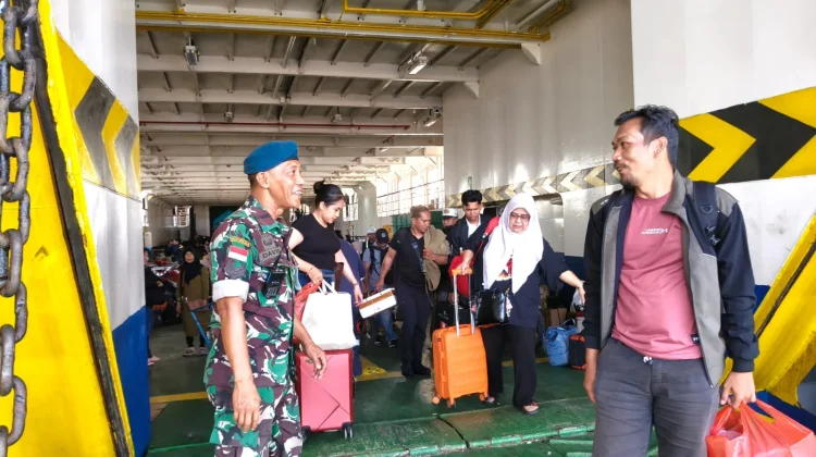 Hadir di Garis Depan, Babinterau Lanud RSA Natuna Amankan Arus Penumpang