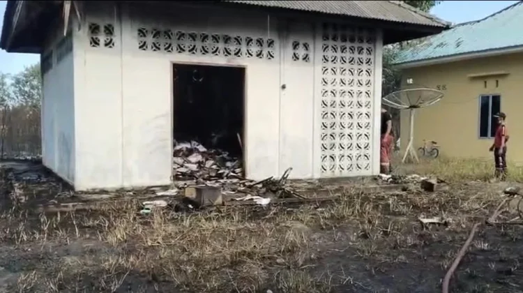 Damkar Natuna Berjibaku Padamkan Kebakaran Lahan dan Gudang Puskesmas Cemaga