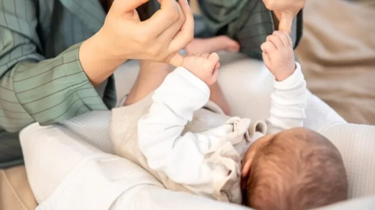 Tips Cegah Stres saat Merawat Bayi Baru Lahir