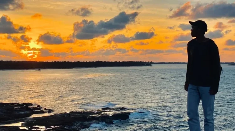 Momen Remaja Natuna Nikmati Sunset di Teluk Buton