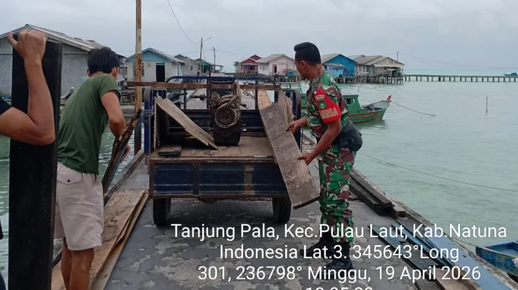 Babinsa Koramil 08/Pulau Laut Bantu Warga di Pelabuhan