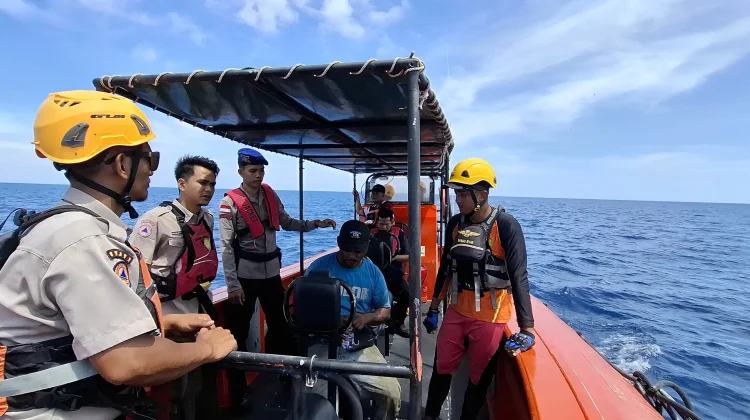 Pos SAR Anambas Evakuasi 2 Nelayan  Pompong Mati Mesin di Perairan Anambas