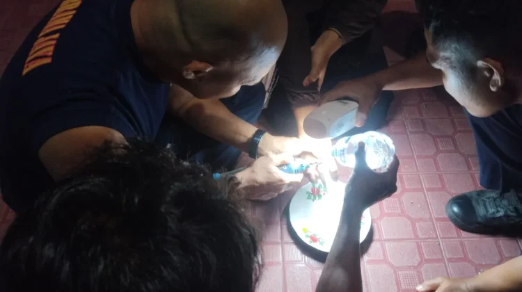 Damkar Natuna Tangani Pelepasan Cincin  Warga