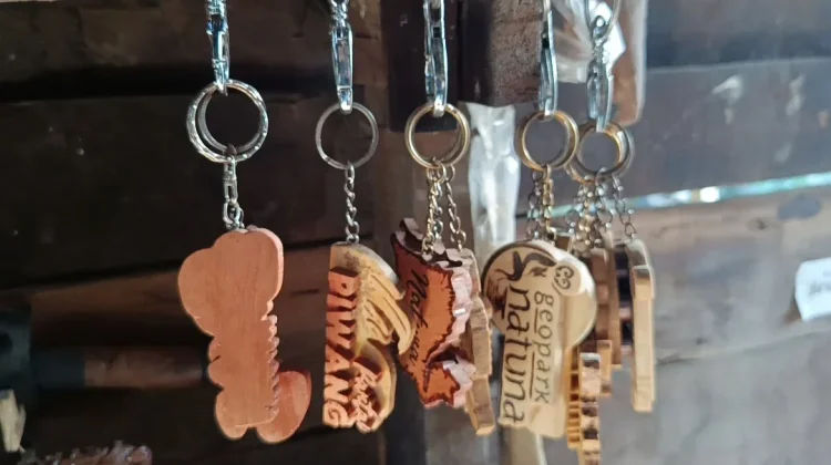 Limbah Kayu Diolah Jadi Souvenir Bernilai Ekonomi
