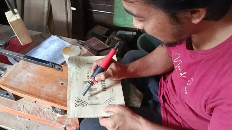 Bertuah Handycraft Kembangkan Produk Custom Dari Sisa Kayu