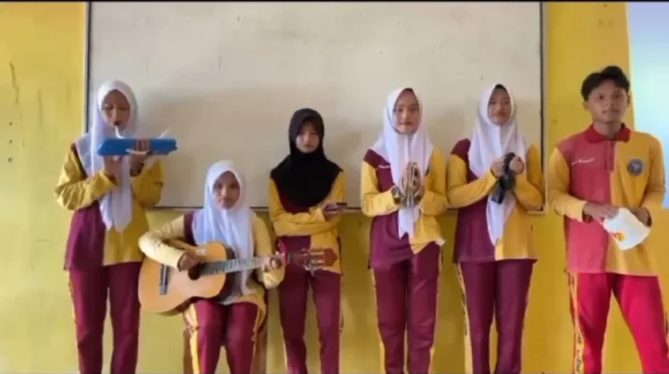 Siswa SMAN 1 Bungtim Tampilkan Musikalisasi Puisi