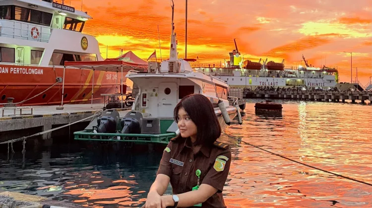Anak Muda Ini Abadikan Momen saat Sunset di Serasan