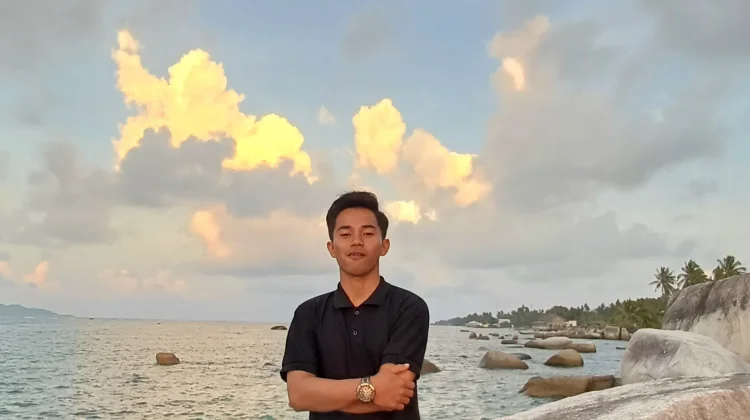 Momen Pemuda Natuna menikamti Senja di Pendopo Lawas
