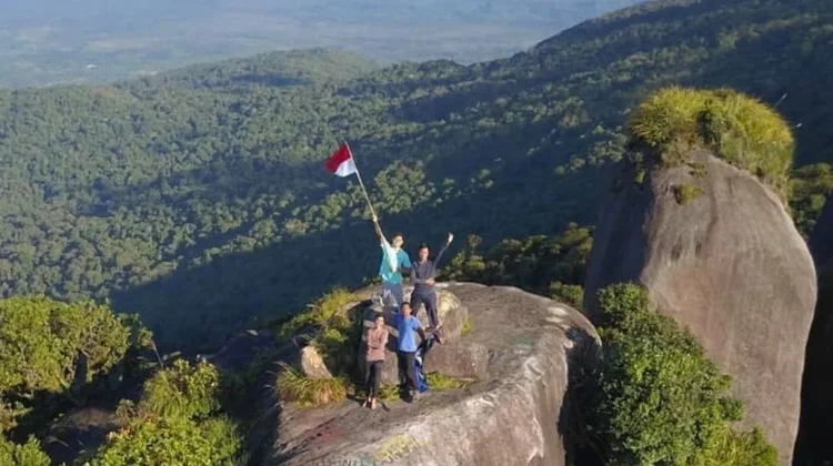 Inidia Alat yang Wajib Dibawa saat Ingin Mendaki Gunung
