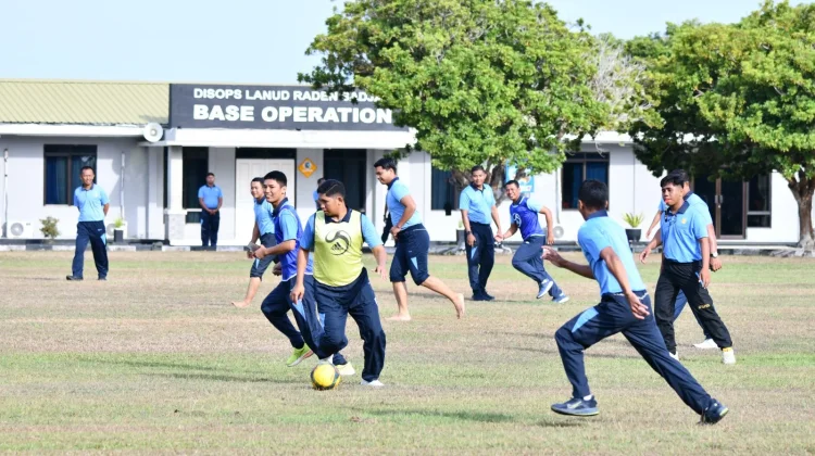 Perkuat Soliditas , Lanud RSA Natuna Gelar Sepak Bola Gembira