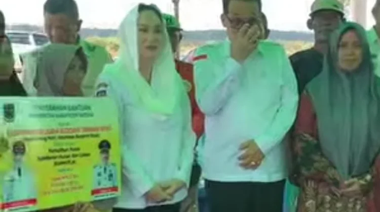 Bupati Natuna Cen Sui Lan Serahkan Bantuan Kepada Petani Korban Karhutla di Batubi