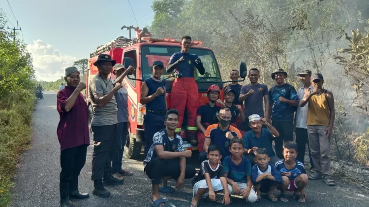 Damkar Natuna Tangani Karhutla  di Cemaga