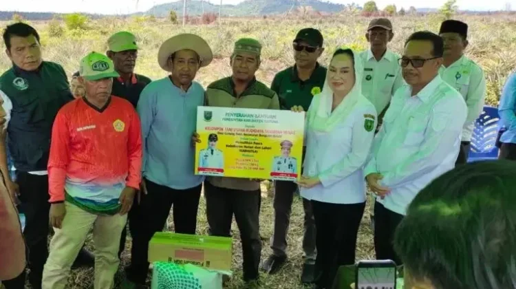 Bupati Natuna Serahkan Bantuan kepada Petani Korban Karhutla