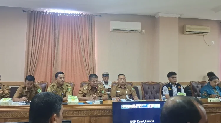 Laut Jadi Jalan Utama Warga Pulau Panjang Kerdau