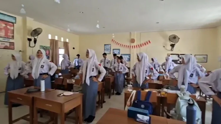 Siswa SMAN 1 Bunguran Timur Manfaatkan Waktu Istirahat untuk Senam Bersama
