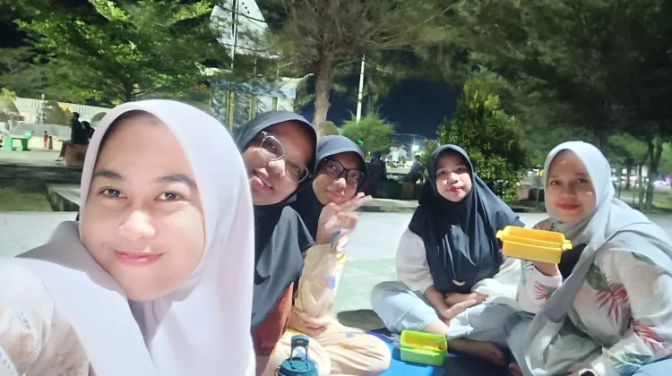 Hangatnya Makan Malam di Pantai Piwang Natuna