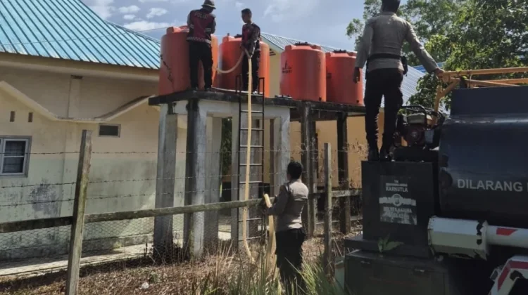 Polres Natuna Salurkan Bantuan Air Bersih untuk SMAN 2 Natuna