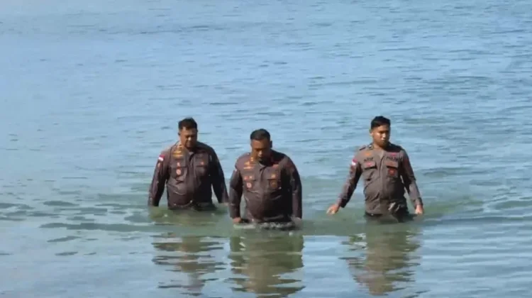 Kapolres Natuna Turun Langsung Cari Korban Tenggelam di Pantai Piwang