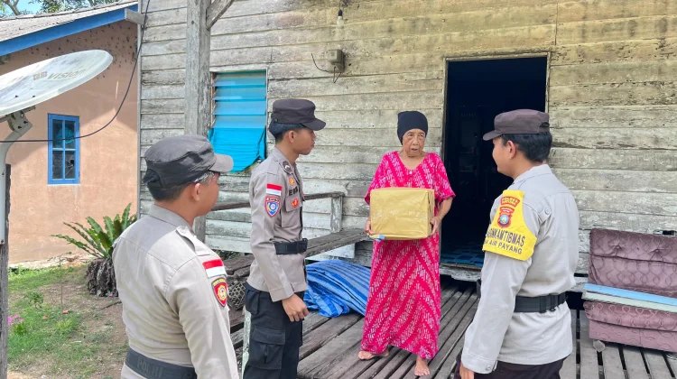 Polsek Pulau Laut Bagikan 10 Paket Bantuan Sosial