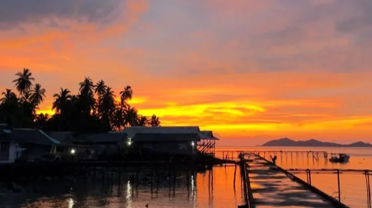 Sunset di Pelabuhan Baru Karut Pulau Tiga Barat Natuna