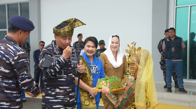 Pangkoarmada I Disambut Adat Melayu saat Kunker di Natuna