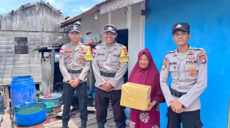 Polsek Pulau Laut Salurkan Bantuan Sosial untuk Warga Desa Air Payang