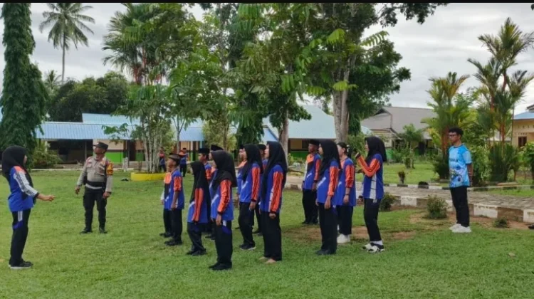Polisi Latih Disiplin dan Nasionalisme Pelajar SMPN 1 Bunguran Utara