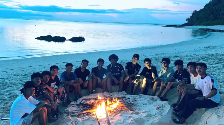 Pemuda Natuna Abadikan Momen Kemping di Pulau Senoa
