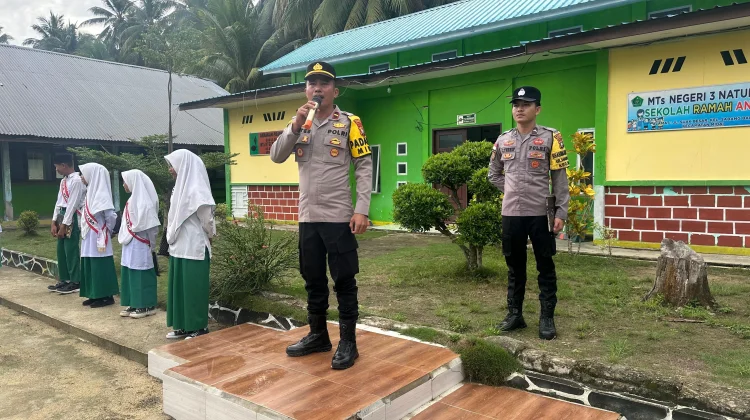Bhabinkamtibmas Polsek Midai Edukasi Pelajar melalui Program Police Go To School
