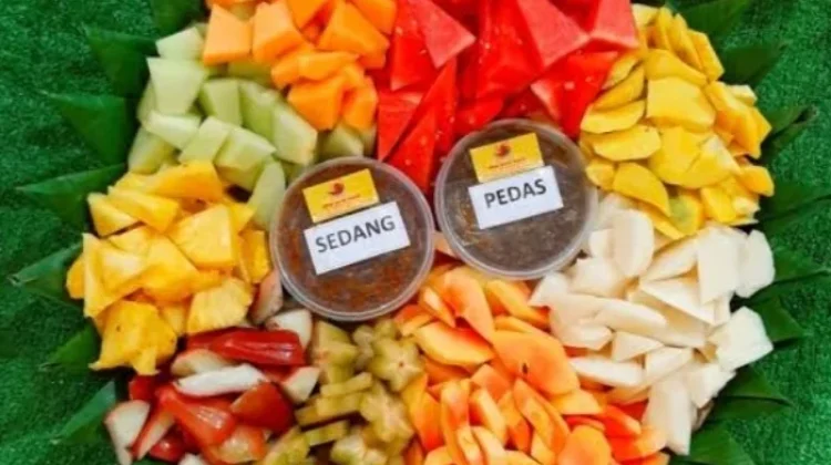 Favorit Ibu Hamil, Ini Manfaat Makan Rujak