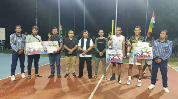 Camat Bunguran Timur Serahkan Hadiah Pemenang Turnamen Voly Antar Desa Sungai Ulu