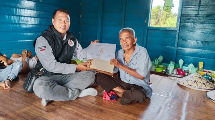 Yayasan Peduli Natuna Perbatasan Salurkan Bantuan untuk Keluarga Nelayan