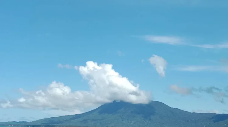 Menikmati Pemandangan Gunung Ranai dari Pantai Sujung