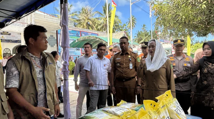 Bupati Natuna Tinjau Pasar Kurah dan Pelayanan Kesehatan Gratis di Pulau Laut