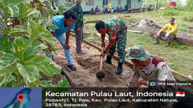 Babinsa Bantu Perbaikan Jalan Warga