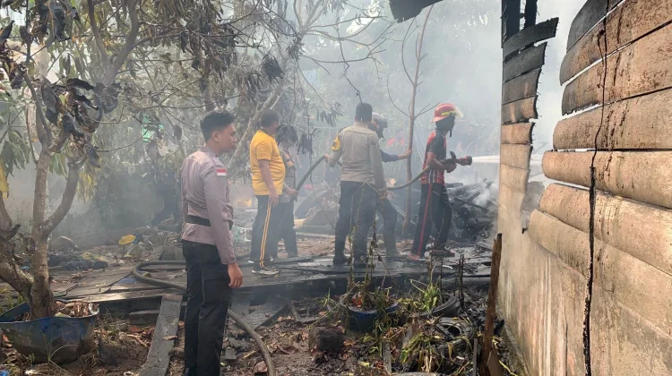 Polres Natuna Turunkan Mobil Damkar, AWC membantu Kebakaran Rumah Warga