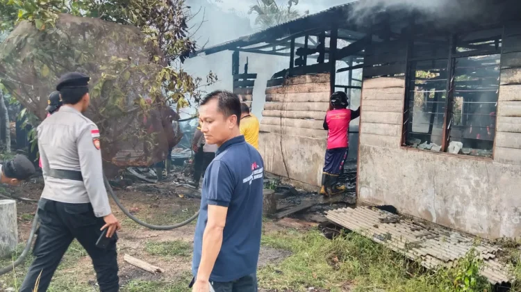 Damkar Natuna Padamkan Kebakaran Rumah dan Gudang di Bandarsyah